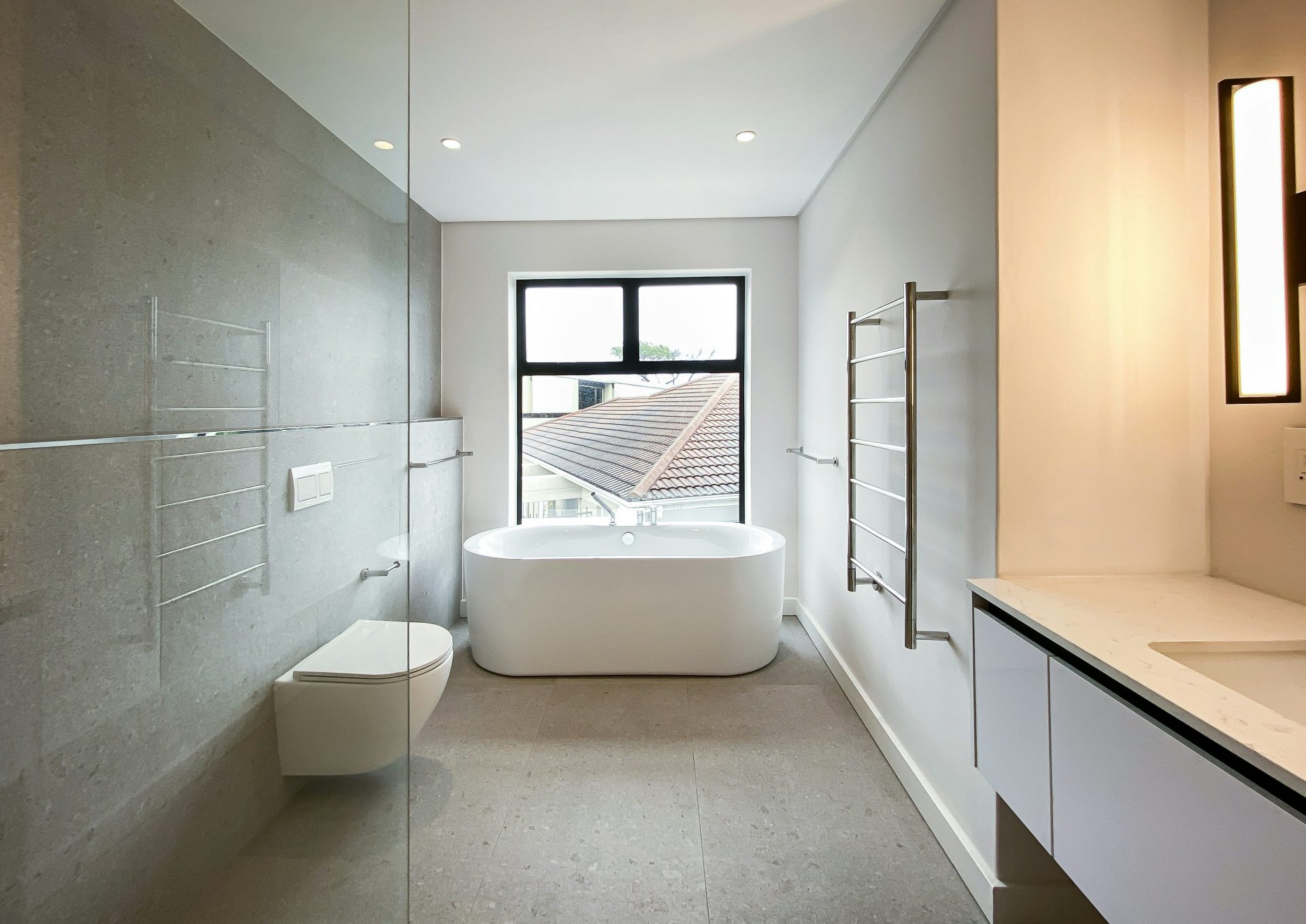 ein Badezimmer mit Badewanne und Waschbecken